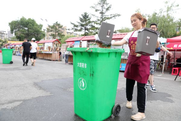 戶外垃圾桶推地?cái)偨?jīng)濟(jì)文明有序進(jìn)展